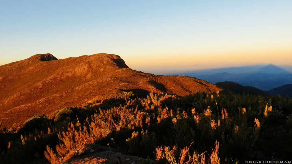 Crista que leva ao Pico da Bandeira na travessia do caparaó