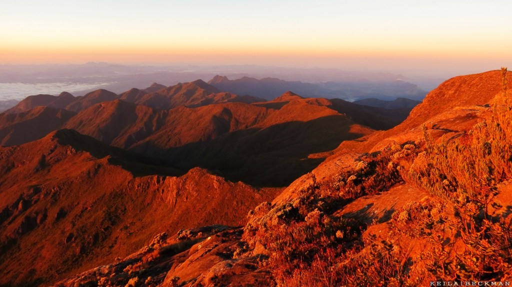 Nascer do sol no cume do Pico da Bandeira