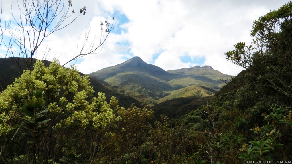 Picos do Cristal, Calçado e Bandeira vistos da estrada que leva à Casa Queimada