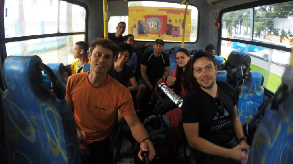 No ônibus de Paraty para Paraty-Mirim rumo à travessia da juatinga