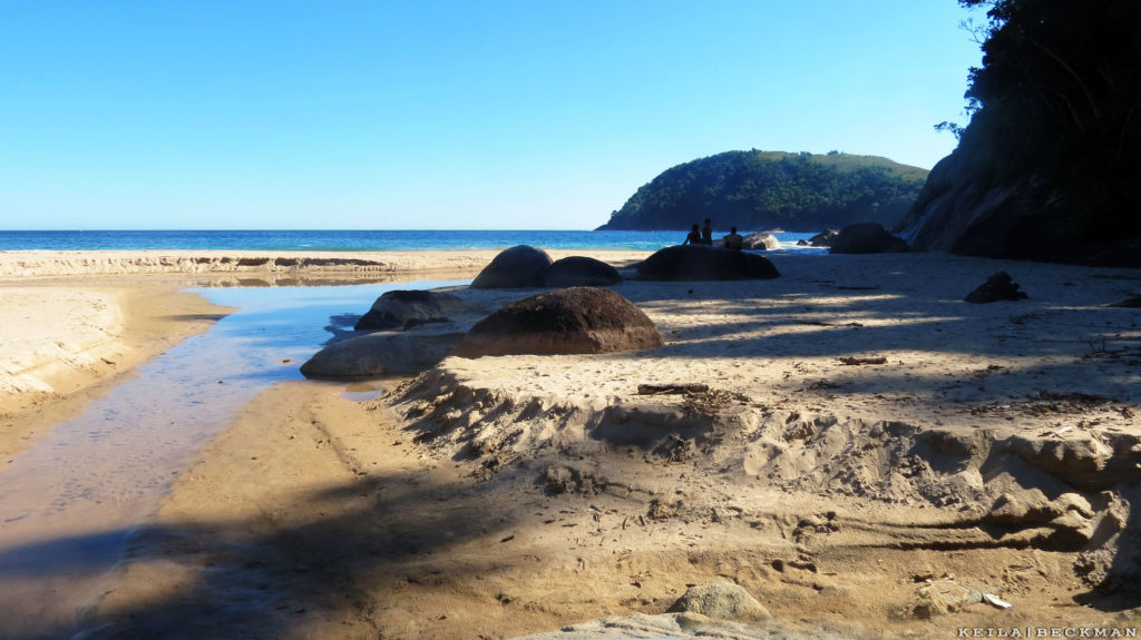 Sombra e mar agitado na pequena praia de Antiguinhos 