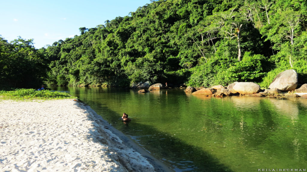 Rio de água verde e quente da Praia do Sono