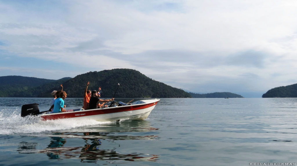 Navegando na baía de Paraty rumo a Pouso da Cajaíba 