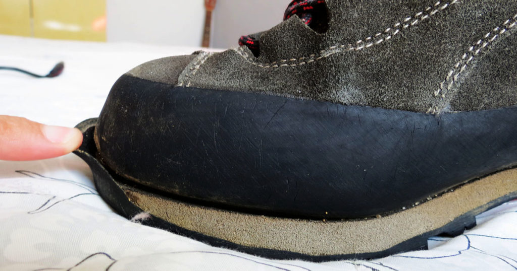 Biqueira da minha bota descolada, solado descolando do corpo e costuras arrebentadas