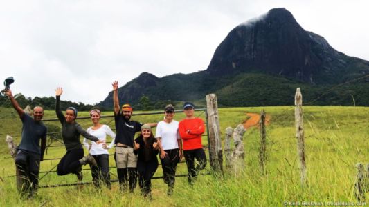 Fim da travessia - Pico do Papagaio ao fundo