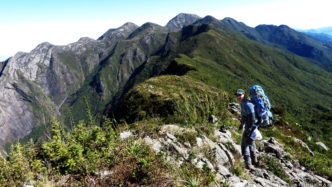 Crista até a Pedra da Mina na travessia da Serra Fina invertida