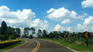 Estrada Municipal Antônio Vicentini, que liga Pardinho à estrada de acesso às Três Pedras